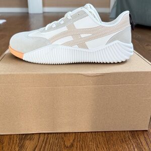 De Florance beige sneakers. Box opened but never worn. I ordered the wrong size